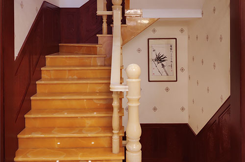 锦山镇中式别墅室内汉白玉石楼梯的定制安装装饰效果
